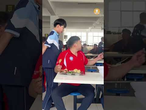 Thầy giáo cười vui vẻ khi bị học sinh của mình lấy đồ ăn