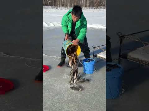 Amazing Survival Skills: Innovative Method of Fishing Through Ice in Extreme Winter Conditions"