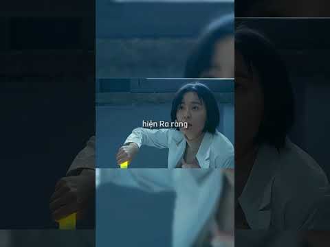 Cô bé nhìn thấy những con cua ẩn sĩ bò trên tường và nhét thẳng vào miệng