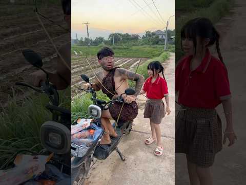 Cháu bé dạy người rừng lái xe đạp điện, cái kết cười xỉu