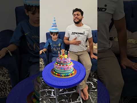 بابا اكلي كيكة عيد الميلاد 😥🎂
