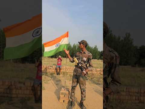 फोजी का तिरंगे के प्रति प्यार 🇮🇳 🥰 #youtubeshorts #indainarmy #armystatus #viral #shorts