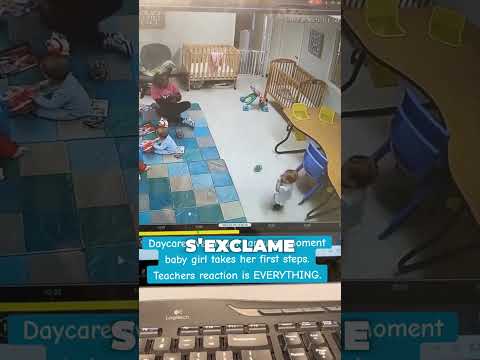 Maman Émue En Voyant L’enthousiasme D’une Employée De Crèche Pour Les Premiers Pas De Son Fils.