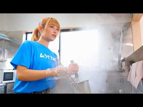 Super delicious ramen made by the cheerful gal manager. ラーメン 美人 street food