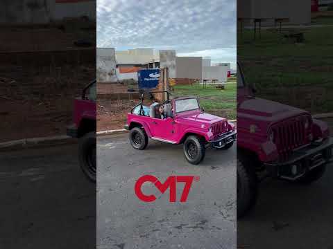 Pequenas motoristas chamam atenção ao “dirigir” até a escola em carro elétrico rosa!