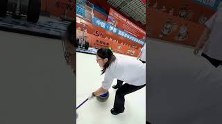 練習冰壺可以讓人全身心投入 在冰壺投擲、擦冰過程中，會有一種奇妙的感覺，說不上來！ #競技體育不養慫人 #體育是孩子最好的教育 #冰壺#冰雪運動 #伊春