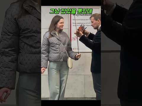 지하철에서 설마 이럴 줄 몰랐던 그녀