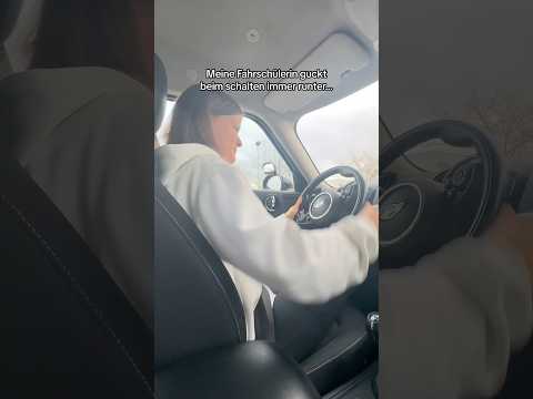 Fahrschüler guckt beim schalten runter.. #fahrprüfung #fahrschule #fahrstunde #fahrlehrer