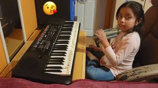 Niña entona la canción  del cumpleaños  en el piano 🎹