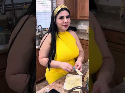 La chencha le hace una limpia a la bonita por tantas malas vibras