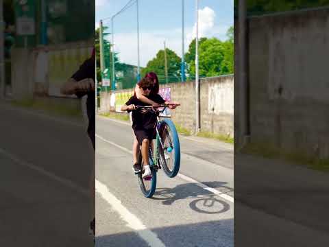 Basta farla cadere (ai tuoi piedi) ? #relazione #couple #bikelife #relationship #shortsfeed #shorts