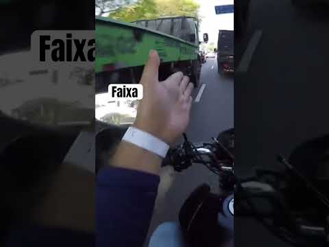 Faixa azul para moto caminhão passando do nada para cima