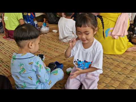 ทำบุญตักบาตรเมื่อเข้าพรรษา กับน้องพลอยใส