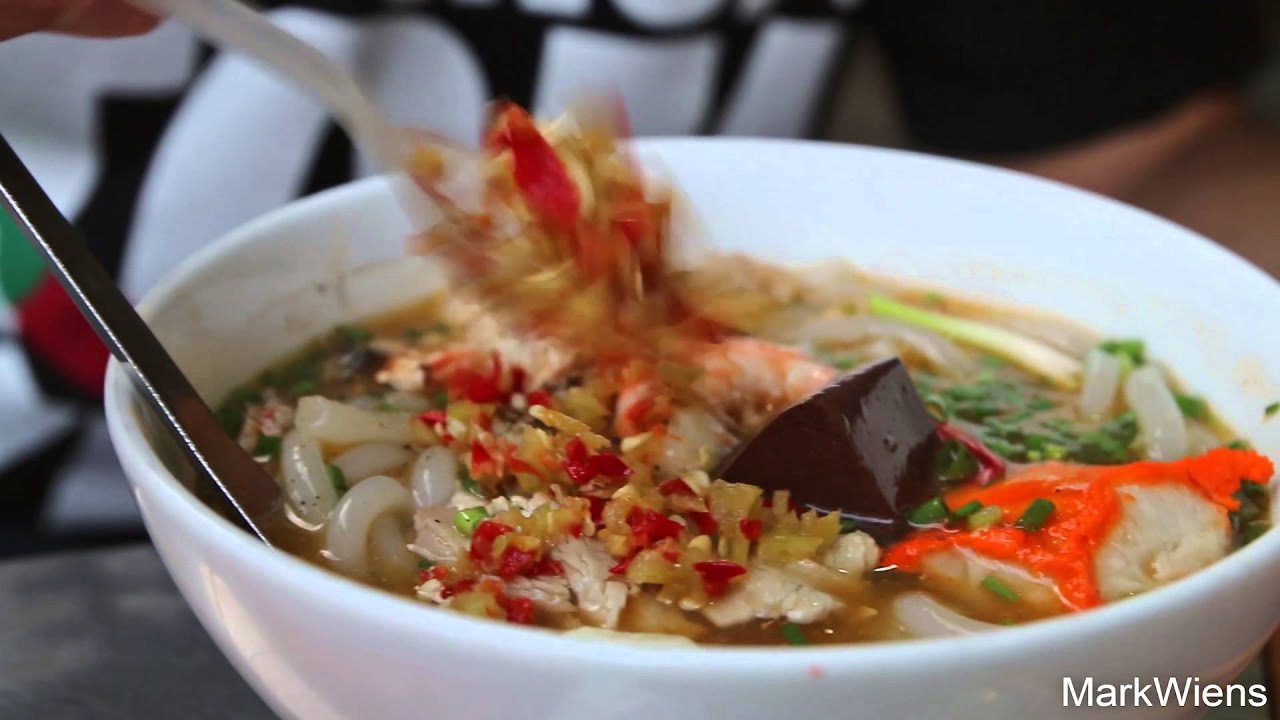 Vietnamese Street Food - AWESOME Banh Canh Cua (Crab Noodles) in Saigon, Vietnam
