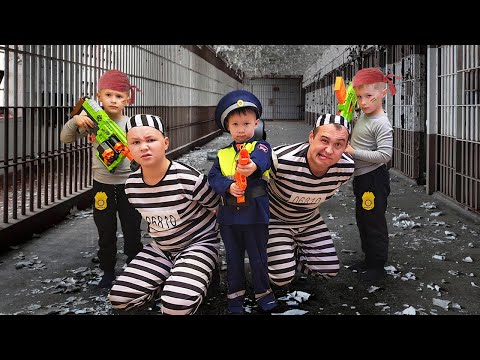 Полицейский на синем тракторе учит воришку быть честным и ответственным