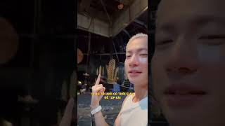 Có chàng trai đu lên cột từ lâu giờ mới kể