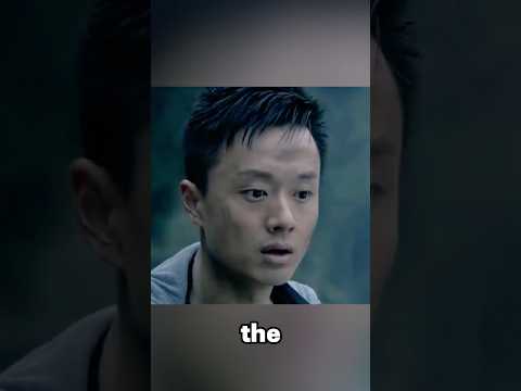 The water level in the river plummeted,and the young man knew the danger was coming.