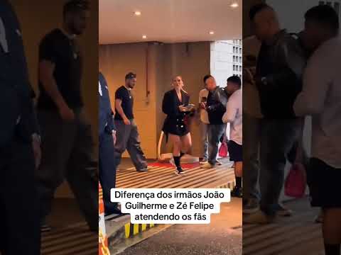 Diferença dos filhos de Leonardo atendendo os fãs