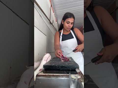 Vejam como é fácil cortar peixe