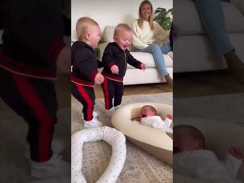 Twin Big Brothers Meet New Baby… Instant Freeze 😂👶 #TwinToddlers #BigBrothers #NewBabyReaction #Fun