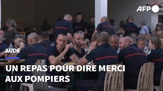 Dans l'Aude, des pompiers réunis autour d'un dîner préparé par des habitants | AFP