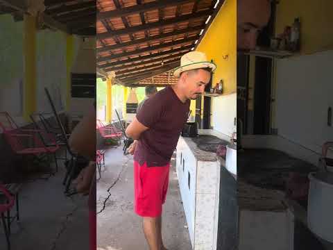 O seu Valdir ajudando a comadre a lavar as louças 