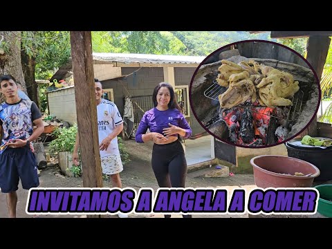 Invitamos a Angela a comer sopa de gallina.