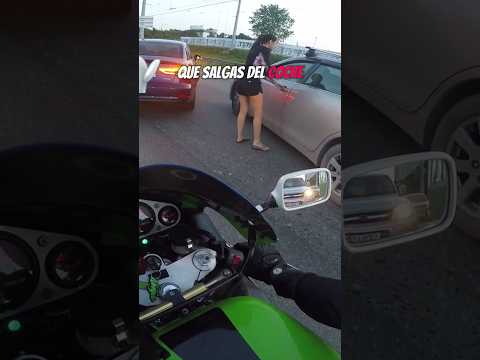 Motociclista GRABA Mujer Intentando Robar en un Auto y Termina DESPEDIDA