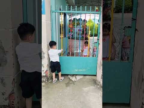 ken đóng cửa lại cho mẹ