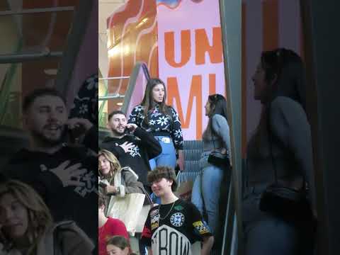 😳​ME MIRAN TODAS LAS MINAS​😻​ - Llamadas en escaleras mecánicas  #argentina