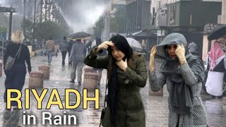 Saudi Arabia 🇸🇦 Rain 🌧️ at Riyadh | Life in Rainy Night | Unexpectedly Changed Weather few Years 