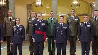 Audiencia militar a un grupo de coroneles y capitanes de navío