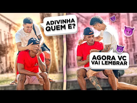 postar agoraSUBIND0 NO COLO DE ESTRANH0S - pegadinha