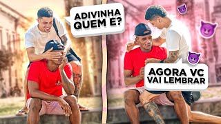 postar agoraSUBIND0 NO COLO DE ESTRANH0S - pegadinha