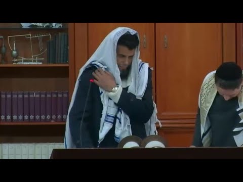 MEU NOIVO YITZCHAK LENDO A TORAH NA SINAGOGA OHEL DAVID. FESTA DE SHAVUOT 5785 (2025).