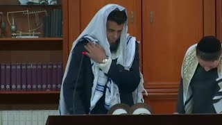 MEU NOIVO YITZCHAK LENDO A TORAH NA SINAGOGA OHEL DAVID. FESTA DE SHAVUOT 5785 (2025).