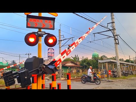 2 Perlintasan Kereta Api KRL | Palang Baru WANTECH | Palang Legendaris NIPPON