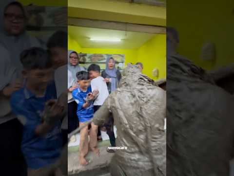 Lagi Jajan Ke Warung Malah Kena Sama Kuda Lumping!! Seni Benjang Mekar Budaya