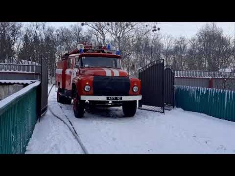 Сумська область: приборкуючи пожежу гаража з легковиком вогнеборці врятували житловий будинок