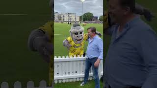 TERRY GETTING IN ON THE ACTION WITH THE MASCOT AT T20 BLAST CRICKET! 🤣🏏