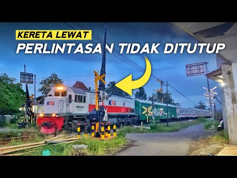 PALANG PINTU GAK DITUTUP⁉️Lihatlah Kereta Api Ini Melintas di Pintu Perlintasan Baru