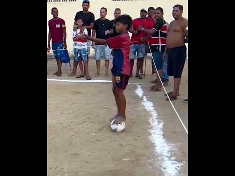 Criança Jogando Futebol Igual Adulto ⚽️