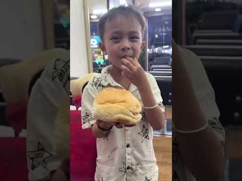 2 đứa mẹ mới mua bánh humbuger cho 2 đứa nè