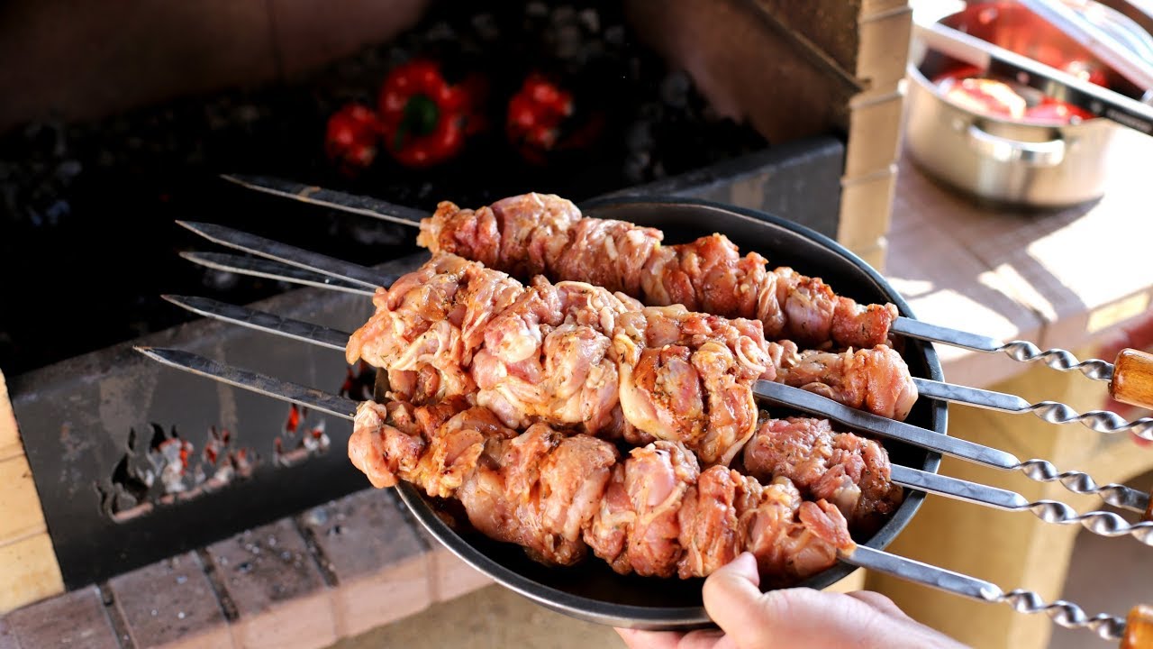 Шашлык куриное бедро. Соус из запеченных овощей в углях