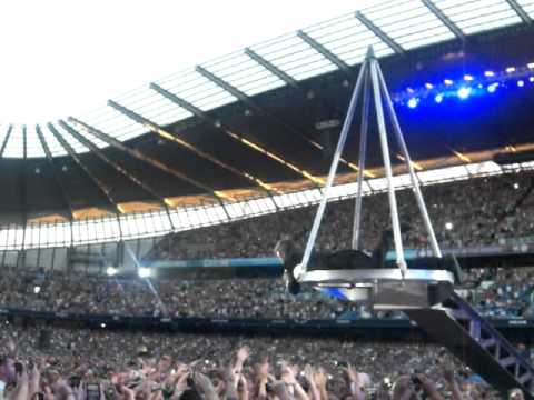 Progress Live 2011: Robbie Performs Feel At Manchester (3 June)