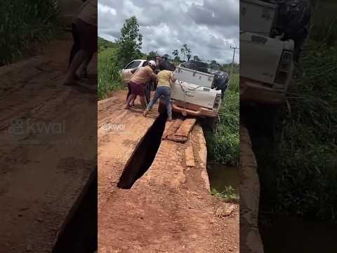olha o que aconteceu nessa ponte com esse carro