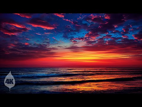 The setting sun on the Pacific Ocean