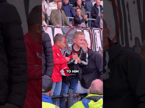 This Football Player Just Made a Fan’s Day 😘(@azalkmaar)