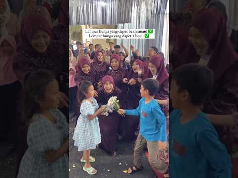 Kok yang menang bunga pangantennya anak kecil 🤣