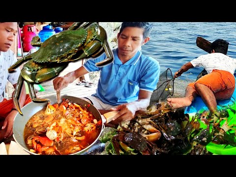 Berburu kepiting di antara tumpukan rumput laut dan sampah yang terbawa arus | hunting & Cooking